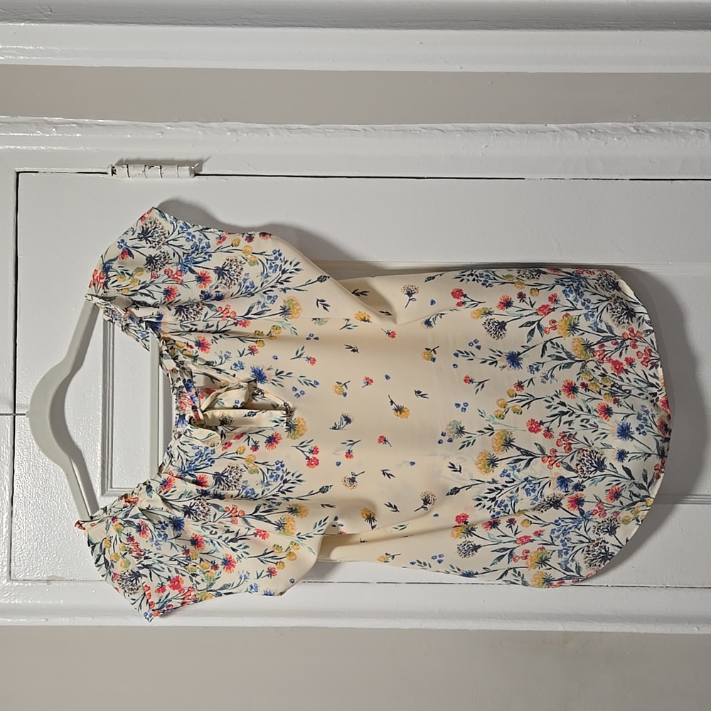 Size L, flowery, flowy top - Picture 2 of 3